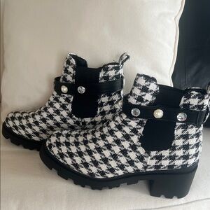 Sugar Blk/White Houndstooth print Boots